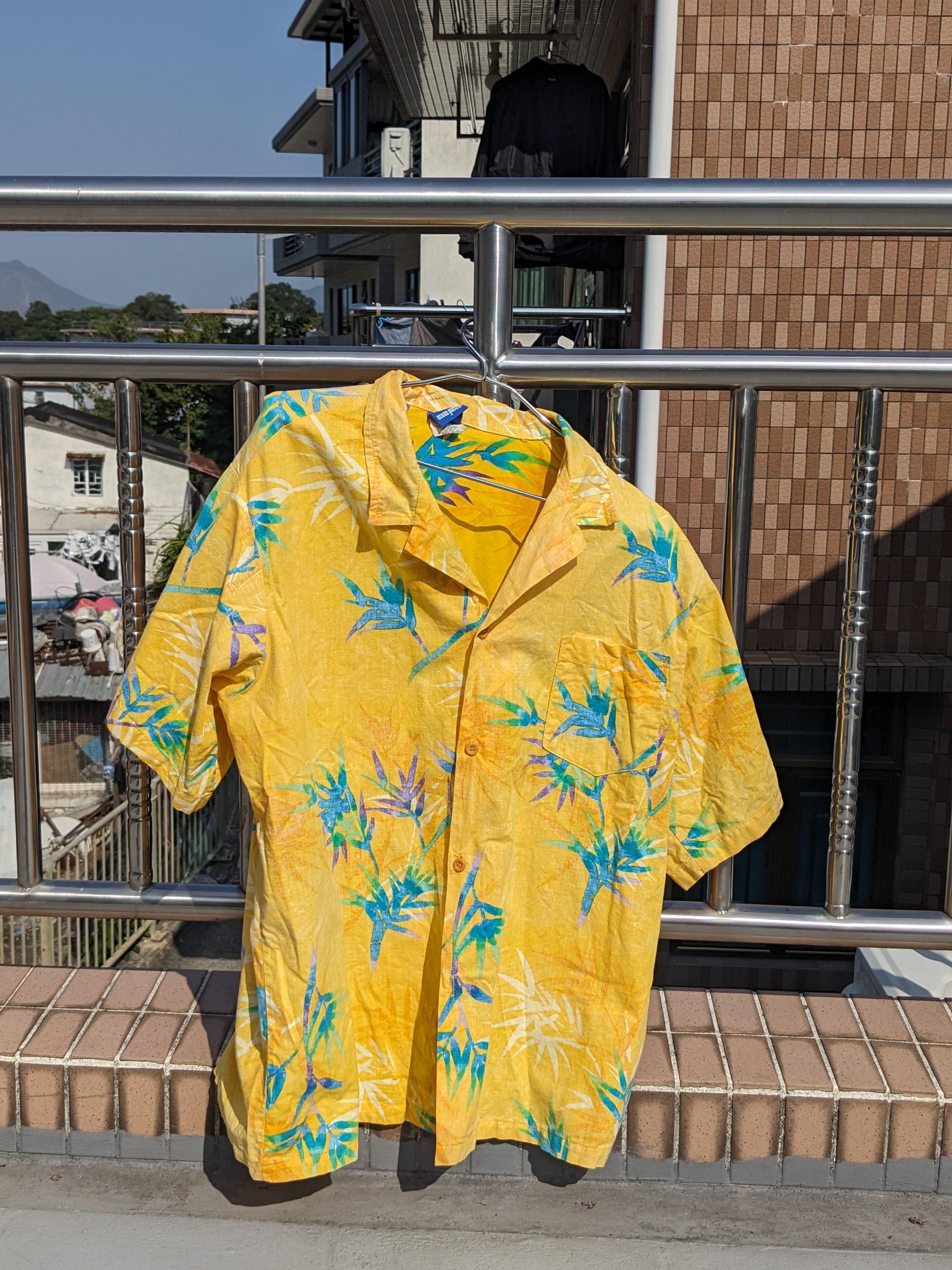 A photo of 黃色花花恤衫