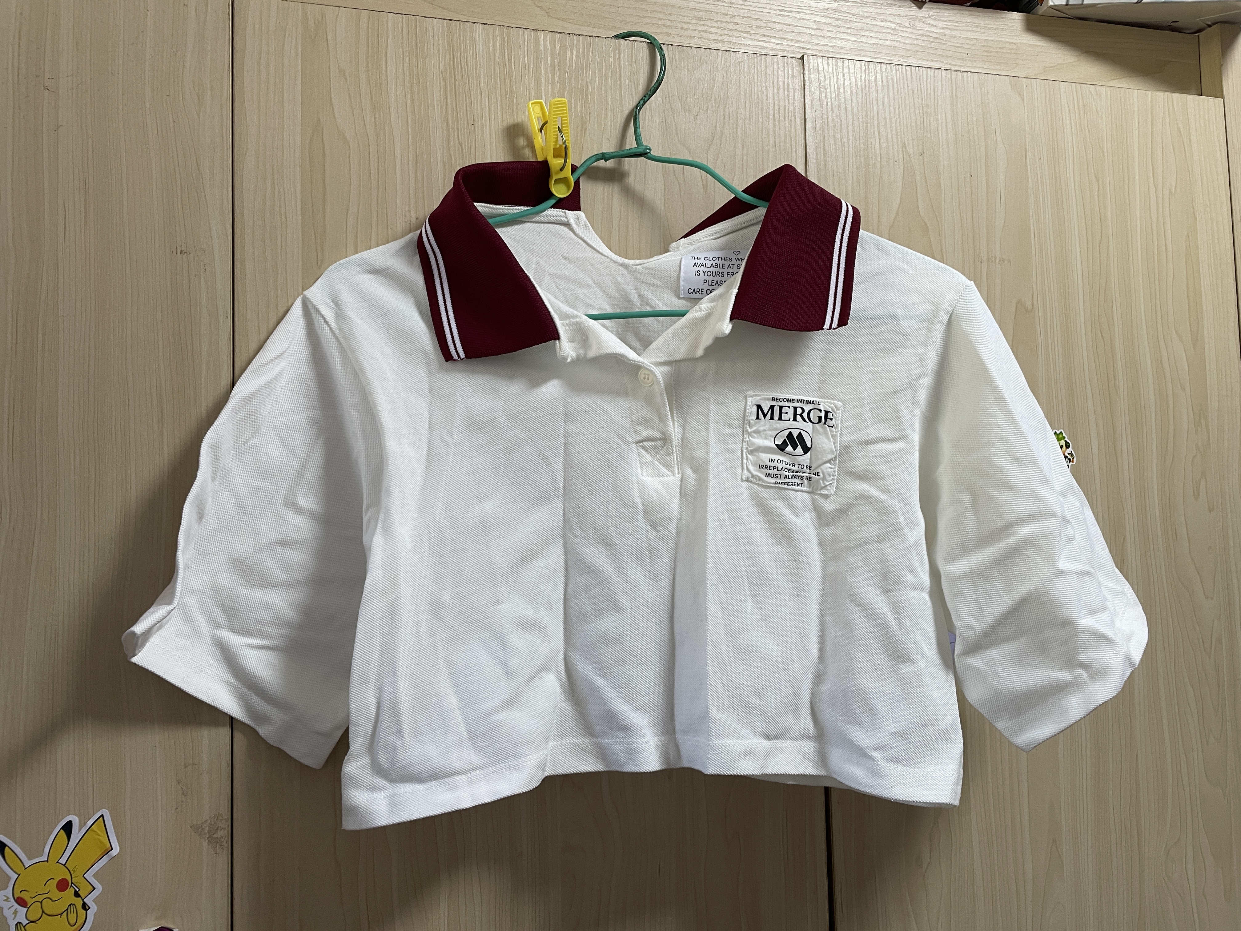 A photo of 白色polo 短袖上衣 crop tee